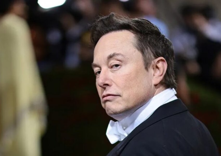 X ka humbur gjysmën e vlerës brenda vitit që kur miliarderi Elon Musk e bleu atë