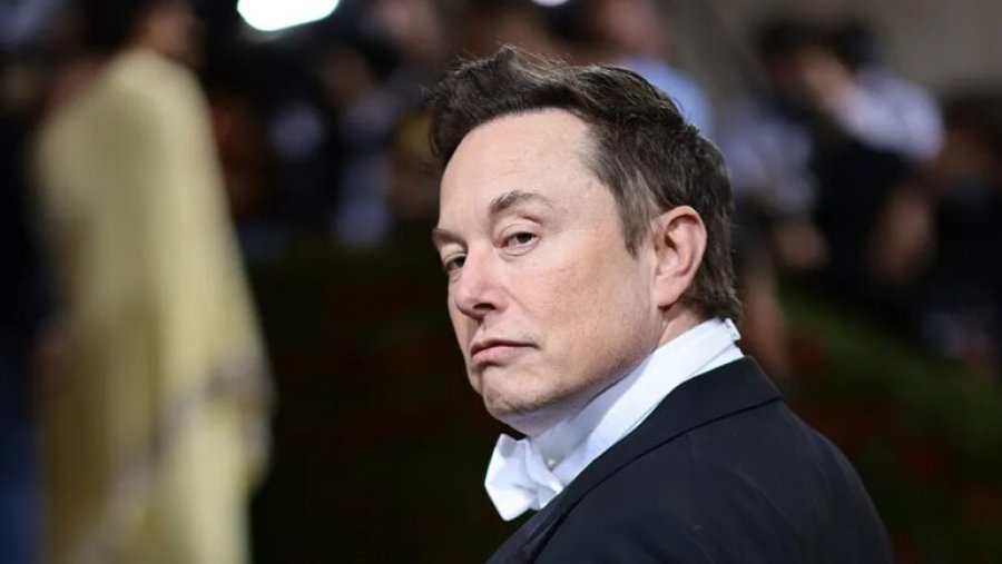 X ka humbur gjysmën e vlerës brenda vitit që kur miliarderi Elon Musk e bleu atë