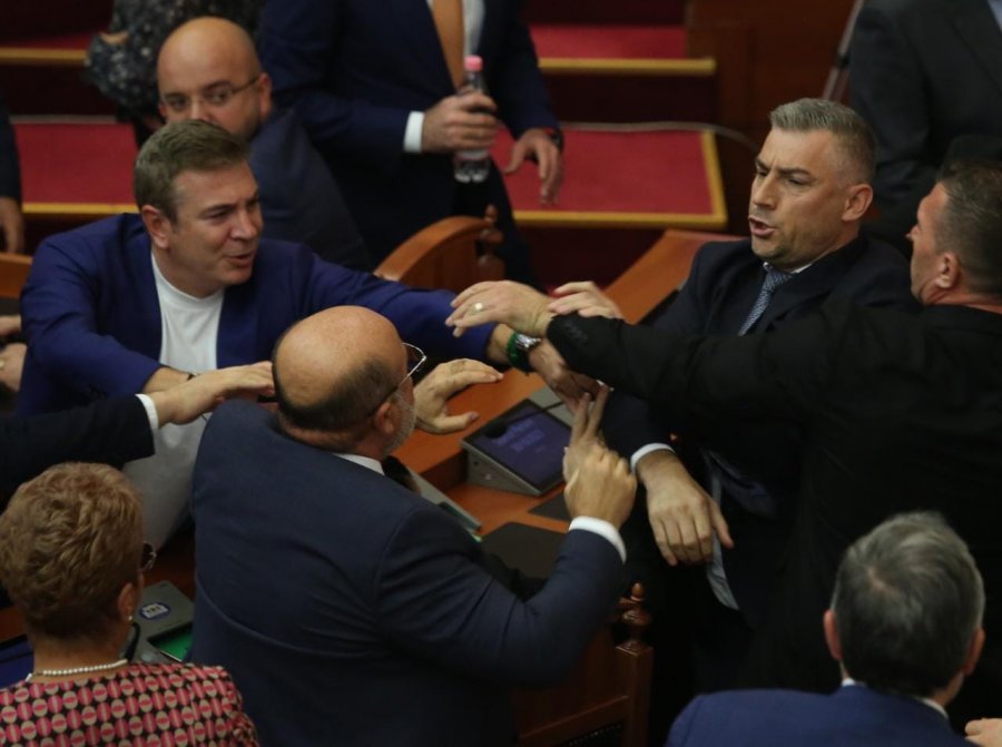 Grupi i PS-së i drejtohet Dumanit: Na mbro se po na rrahin këta të PD-së