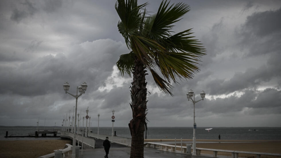 Stuhia Ciaran godet Evropën, erëra të fuqishme shkundin Francën, Britania përgatitet për përmbytje