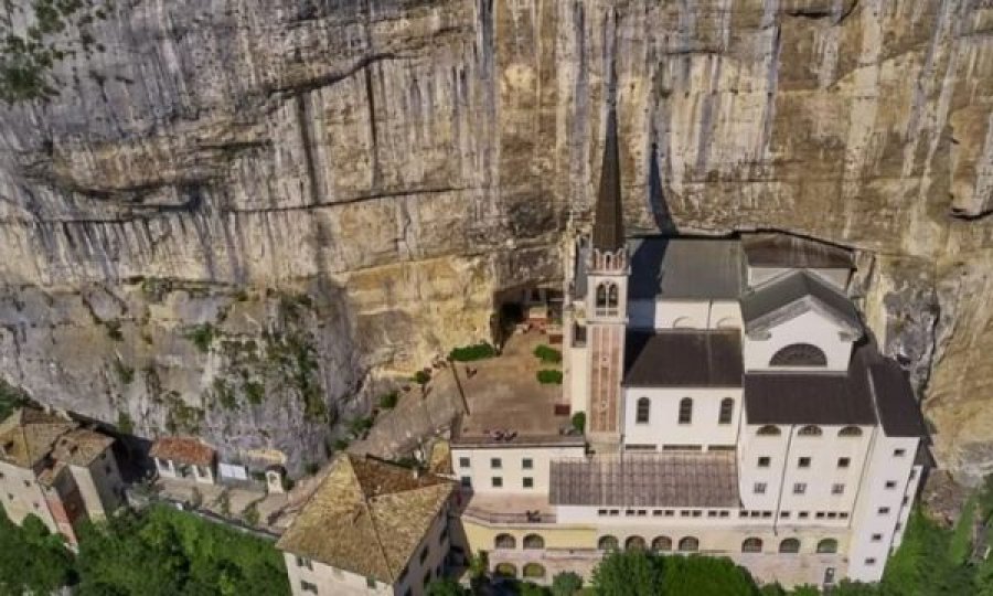FOTO/ Kisha e pabesueshme e botës së vjetër, ndërtuar në faqen e malit 1000m të lartë në veri të Italisë
