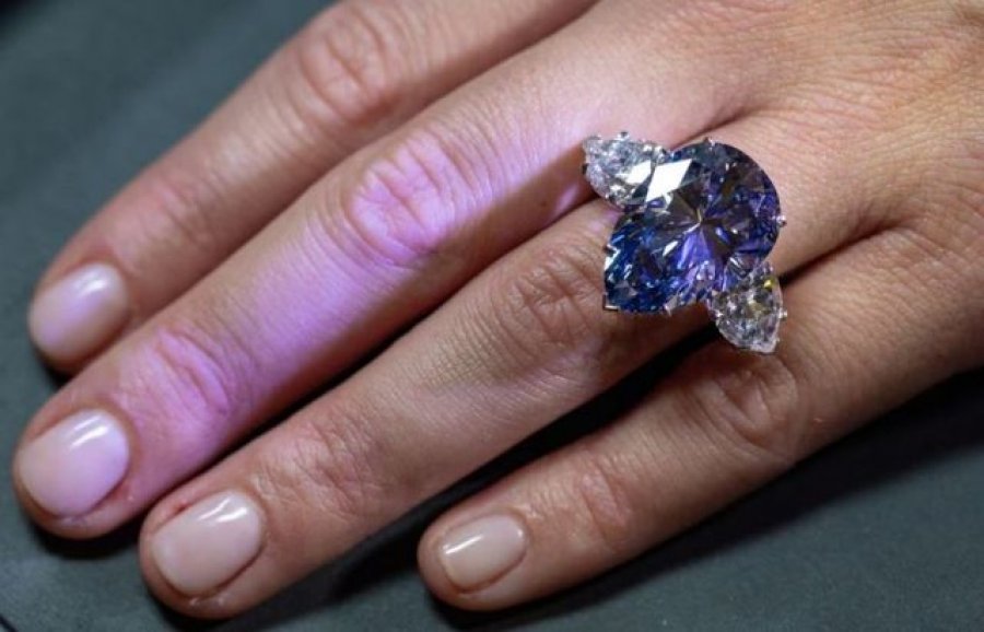 Diamanti i rrallë blu del në ankand, 50 milionë dollarë për 'Bleu Royal'?