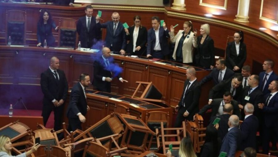 Salianji këmbëngul: Gardisti në Parlament ishte i armatosur