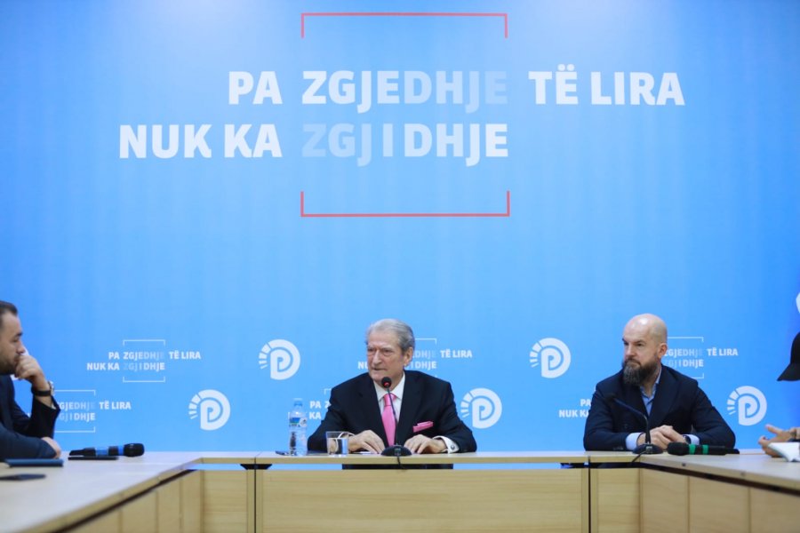 Berisha: Nëse plotësohen 3 kërkesat, Grupi i PD angazhohet me seriozitetin më të madh në jetën parlamentare!