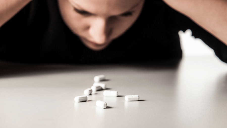 Adoleshentë të varur nga droga/ Mjekët: Në rritje numri i të rinjve që përdorin lëndë narkotike