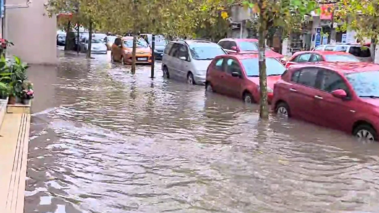 Përmbytet edhe Durrësi/ Infrastruktura kulluese e qytetit nuk ekziston