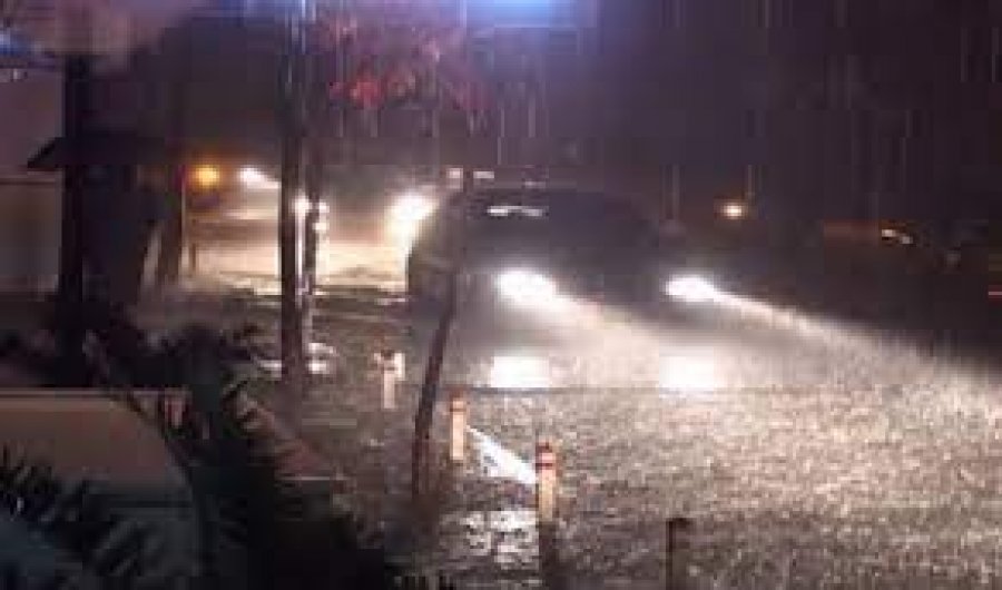 Përmbytet Kolonja, rrugët e qytetit nën ujë, nuk i bën derman as zjarrfikësja 
