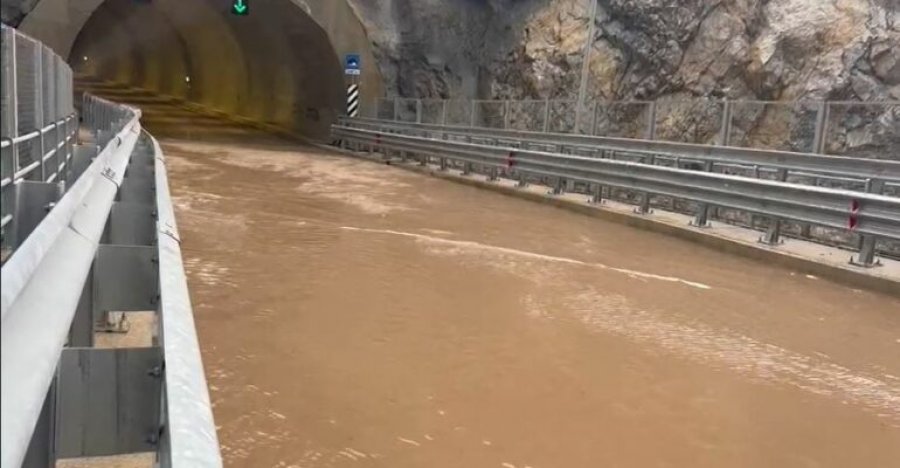Stuhia bllokon rrugën e Arbrit, uji përmbyt tunelet dhe urën e një fshati pranë