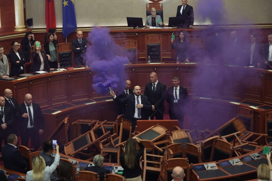 'Fox News': Opozita shqiptare proteston në Kuvend, akuzon socialistët për sundim autokratik