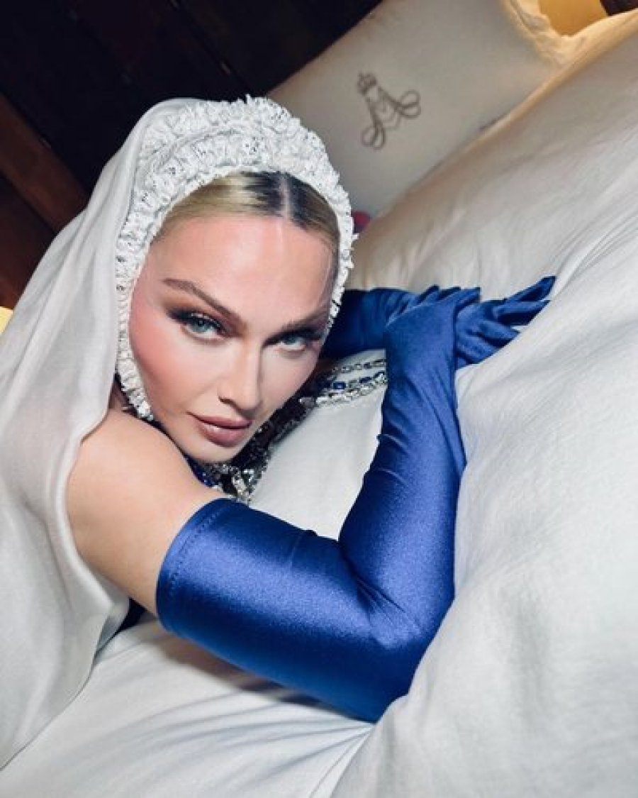 FOTO/ Madonna pozon tërësisht e zhveshur në shtrat