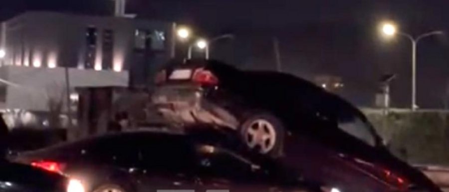 VIDEO/ Aksident ‘i çuditshëm’ në autostradën Tiranë-Durrës, makina hypën sipër…
