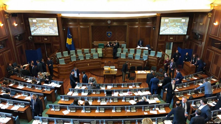 Deputetët e Listës Serbe paguhen pa u paraqitur në Kuvend, një vit pas dorëheqjes së serbëve nga institucionet