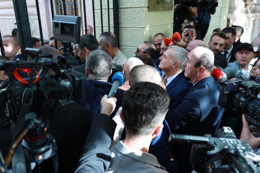 Skandal te kryesia/ Garda nuk lejon deputetët e opozitës të futen brenda