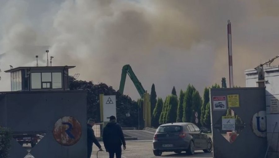 Retë e tymit vijojnë të ‘pushtojnë’ Elbasanin, zjarri tek ish-metalurgjiku aktiv edhe sot