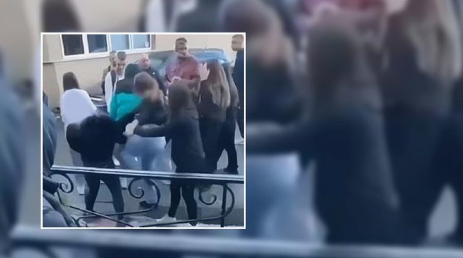 VIDEO/ ‘Pse ma pe të dashurin’, sherr mes vajzave në gjimnazin e Tiranës, shkelmohen dhe kapen për flokësh