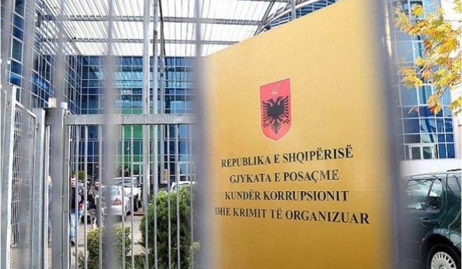 Mori 2 mijë euro për të liruar një person që e kapi me drogë, dënohet me 3 vite burg efektivi i policisë