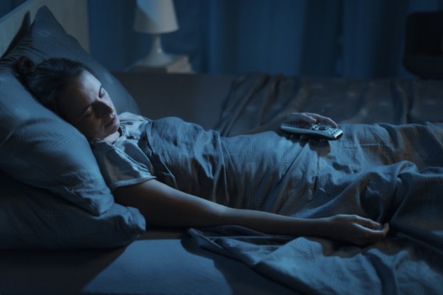 Çfarë ndodh me trupin tuaj kur flini me televizorin ndezur?