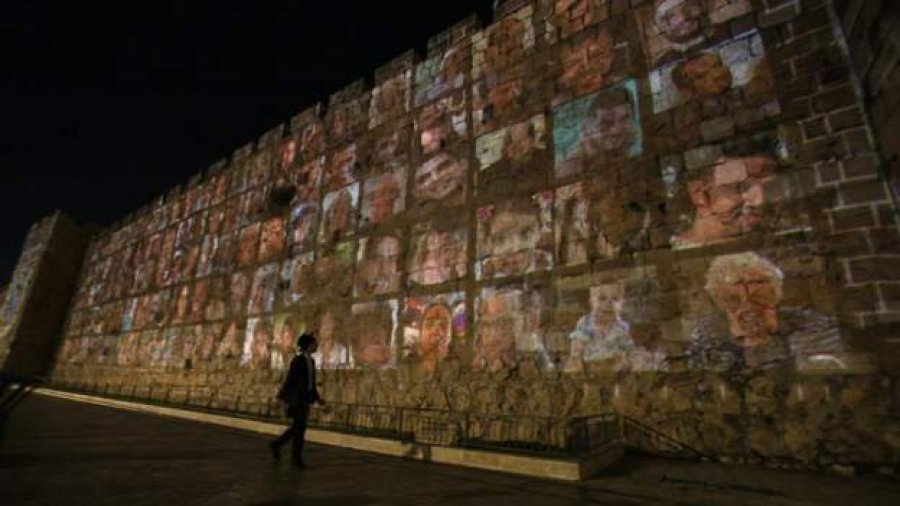 Jeruzalem, qirinjtë ndriçojnë Murin Perëndimor për të shënuar një muaj nga sulmi i Hamasit