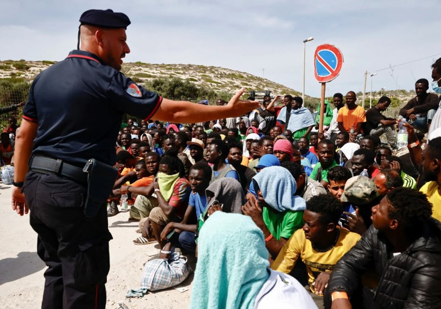 Qendrat e refugjatëve në Shëngjin/ BBC: Do kthehen në një Lampeduza në brendësi të Shqipërisë