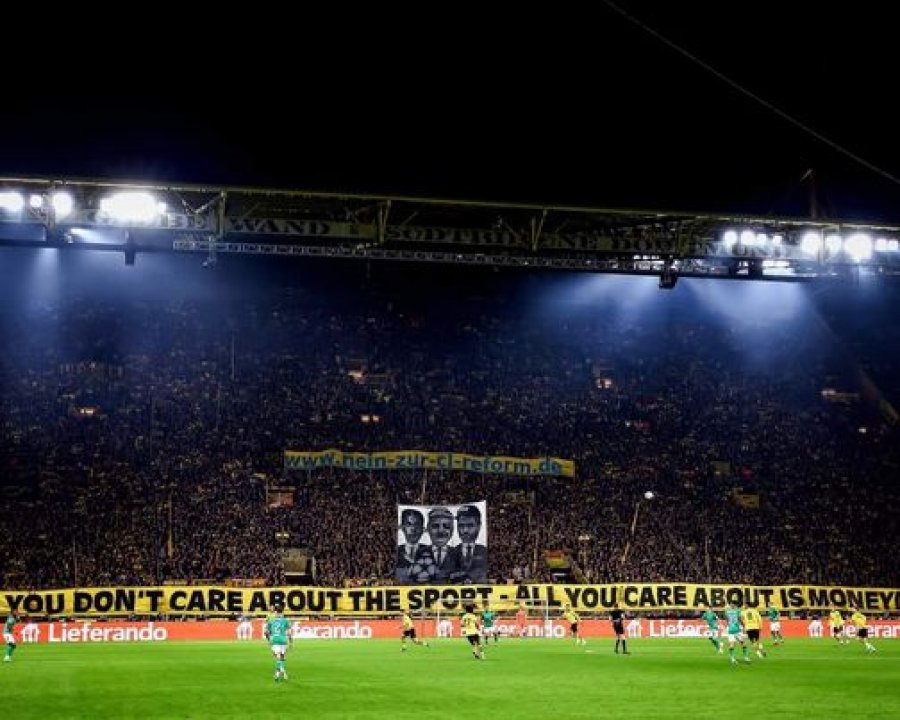 Tifozët e Dortmundit me mesazh ndaj fuqive të futbollit: Nuk ju intereson sporti, doni paratë!