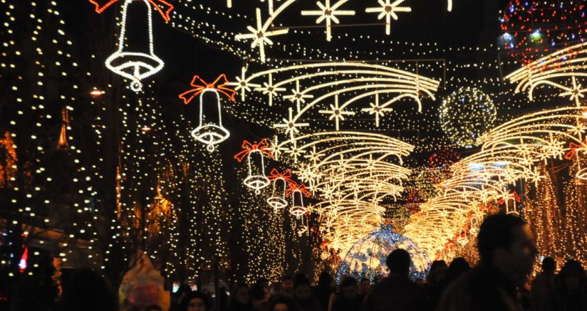 Komuna e Prishtinës jep tenderin për dekorimin e kryeqytetit për festat e fundvitit, kaq do t’i kushtojë