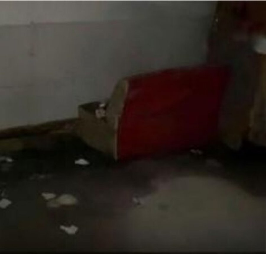 U gjet në garazhin e një pallati, foshnja e braktisur në Tiranë në gjendje të rëndë për jetën