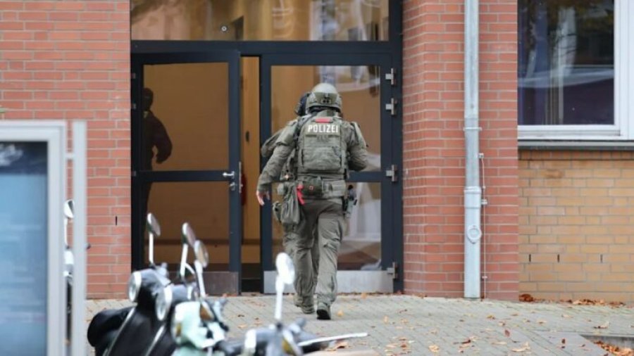 Alarm në një shkollë në Hamburg, dy nxënës kërcënojnë me armë një mësuese