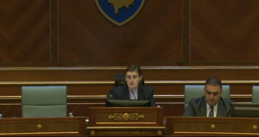 Saranda Bogujevci reagon ndaj AAK-së: Dje më quanit amatore, sot më doni kryetare kuvendi