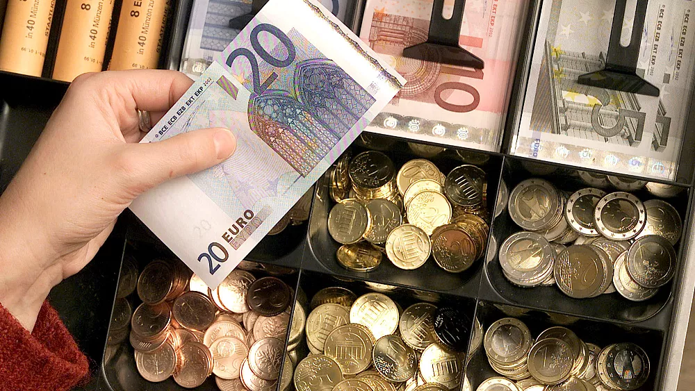 Euro vijon rënien në kursin e këmbimit me Lekun, vlera më e ulët në këto 3 muaj