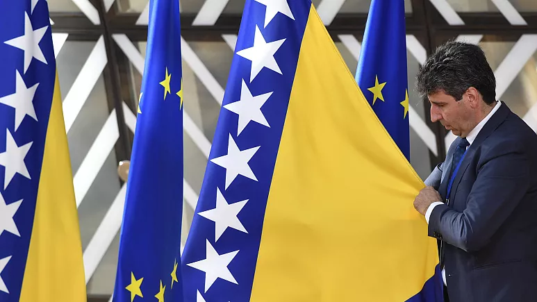 Brukseli përpiqet të mbajë gjallë ëndrrat e Ballkanit Perëndimor duke rishqyrtuar zgjerimin e BE