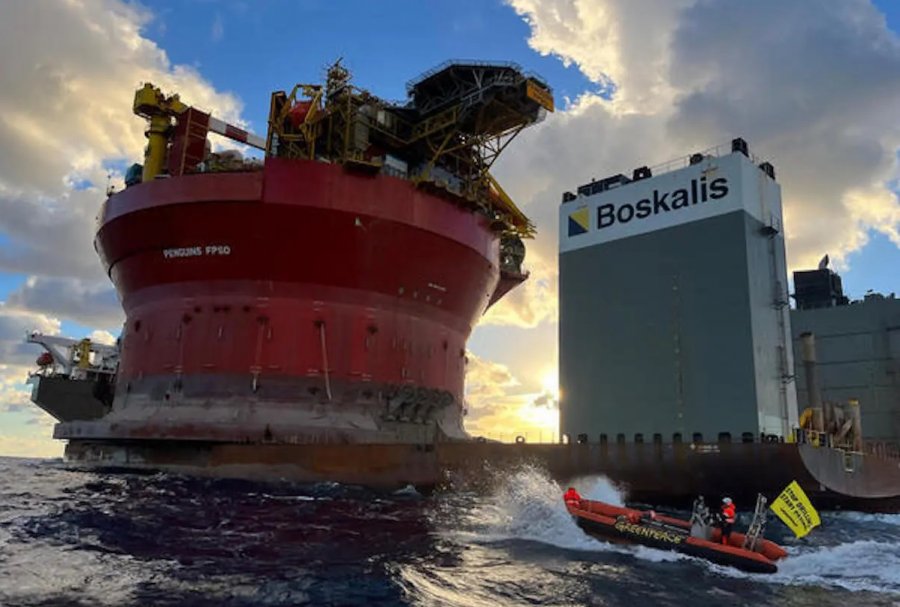 Shell padit ‘Greenpeace’ për 2 mln euro, pasi aktivistët u ngjitën mbi anijen e naftës pranë Ishujve Kanarie
