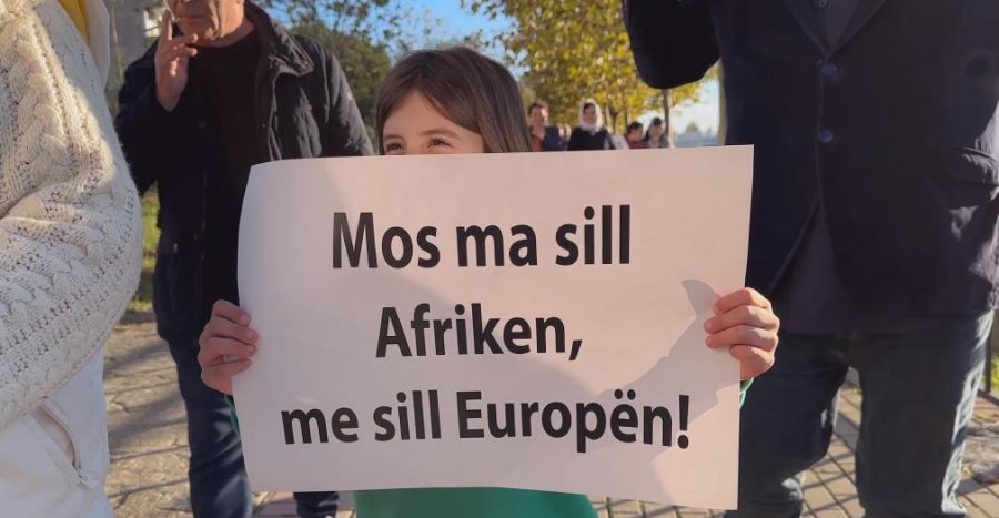 VIDEO/ Qytetarët e Lezhës në protestë: ‘Mos ma sill Afrikën më sill Europën’