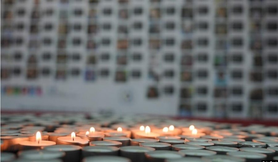 '1.400 të vrarë'/ Në Prishtinë ndizen qirinj për viktimat në Izrael dhe kërkohet lirimi i pengjeve