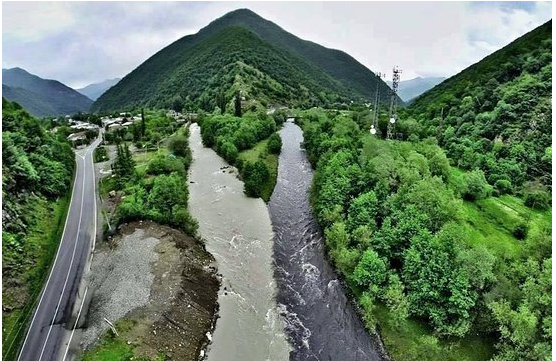 Dy lumenj të pabesueshëm në Gjeorgji lundrojnë në një shtrat, por nuk përzihen kurrë me tjetrin