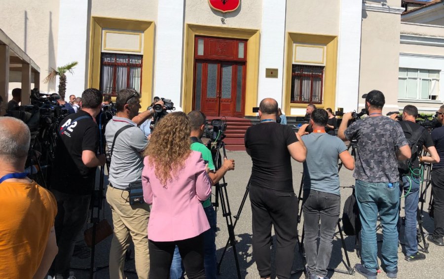 Skandal tjetër në Kuvend/ Garda pengon gazetarët të kryejnë punën