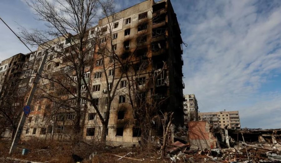 Ukraina thotë se ushtria ruse po tenton ta rrethojë një qytet kyç në Donjeck