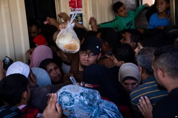 Grushte për bukë, sëmundje e dëshpërim/ Lufta rrezikon ta shkaktojë një tjetër problem në Gaza përveç urisë