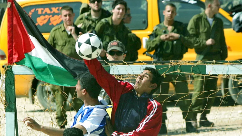 Izraeli dhe Palestina luajnë ndeshjet kualifikuese në mes konfliktit, Orban shfaq pasionin e tij 