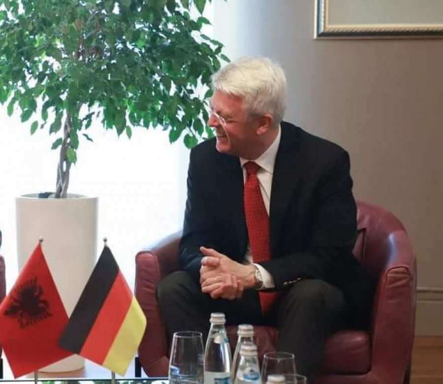 Importi i refugjatëve/ Ambasadori gjerman: Shqipëria dhe Italia duhet të respektojnë ligjet ndërkombëtare