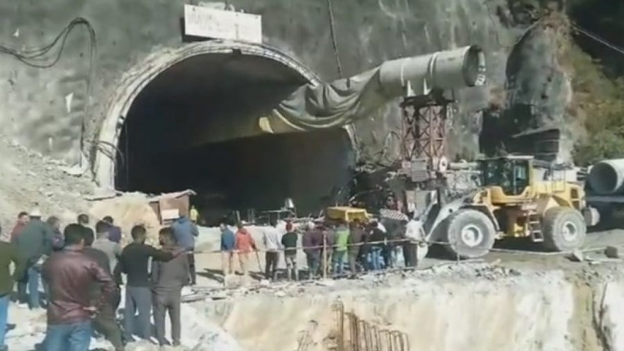 Pas shembjes së pjesshme të një tuneli në Indi, mbesin të ngujuar 40 punonjës, ekipet e shpëtimit në kërkim të tyre