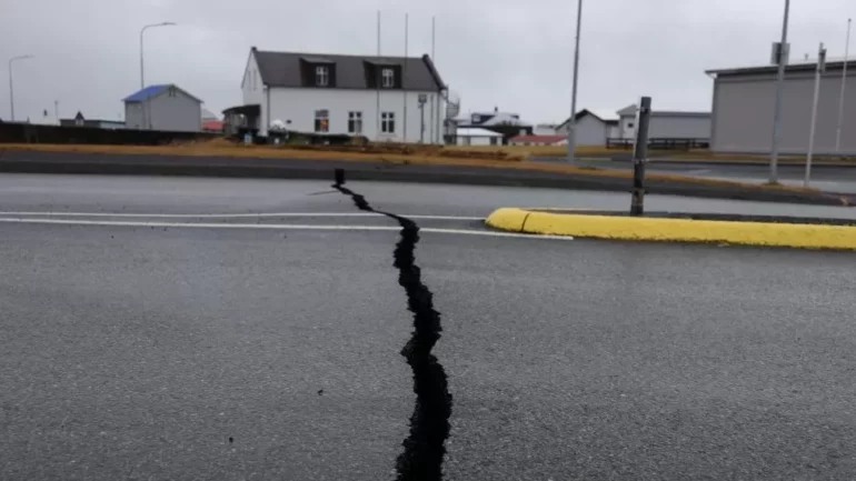 Janë regjistruar mbi 500 tërmete dhe rrugët janë çarë, Islanda nën ankthin e shpërthimit vullkanik          