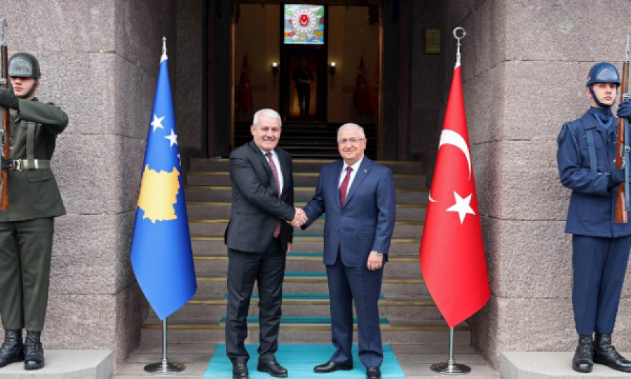 Sveçla takon ministrin e Mbrojtjes së Turqisë, flasin për situatën e sigurisë dhe sfidat me të cilat po përballen të dy vendet