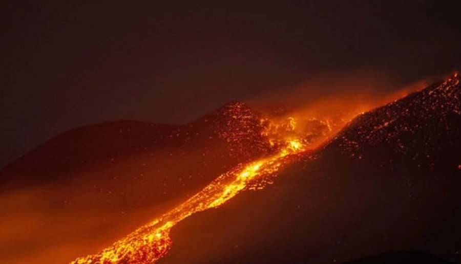 Vullkani Etna, llava kap lartësinë 4.5 km