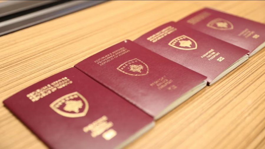 Serbët në veri mirëpresin liberalizimin/ Dyfishohet numri i aplikimeve për pasaportë të Kosovës