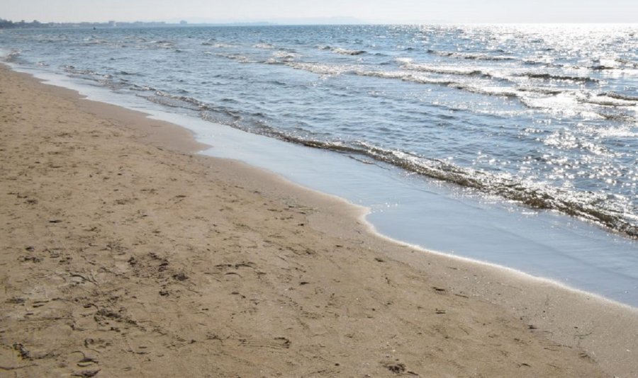 Gjendet një trup i pajetë në plazhin e Durrësit