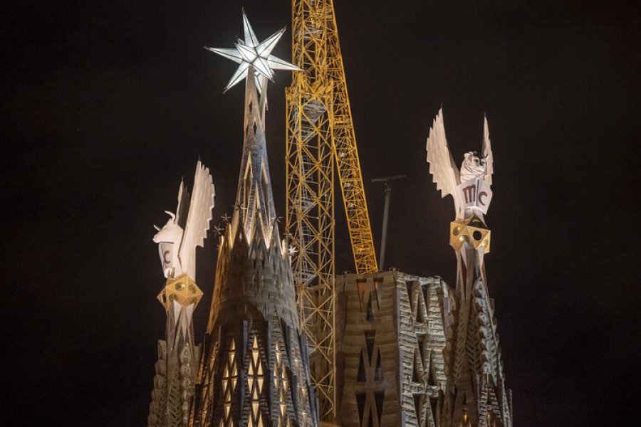 Bazilika ‘Sagrada Familia’ shfaqet verbuese me drita, ndërtimi drejt fundit pas 141 vjetësh