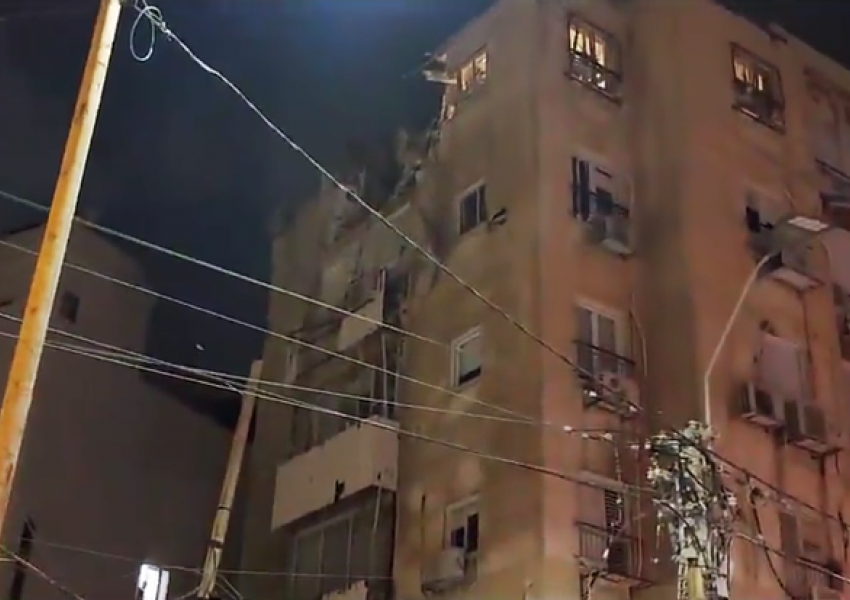 VIDEO/ Tym dhe zjarr, Hamasi sulmon me raketa Tel Avivin, 2 të plagosur 