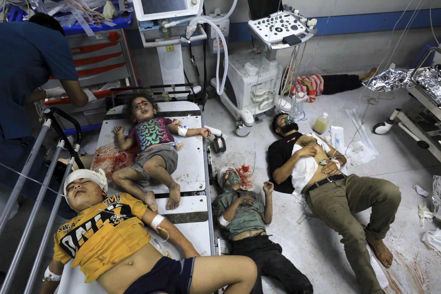 A fshihet Hamasi në spitalin kryesor të Gazës? Izraeli: Depo armësh në shkolla, xhami e spitale