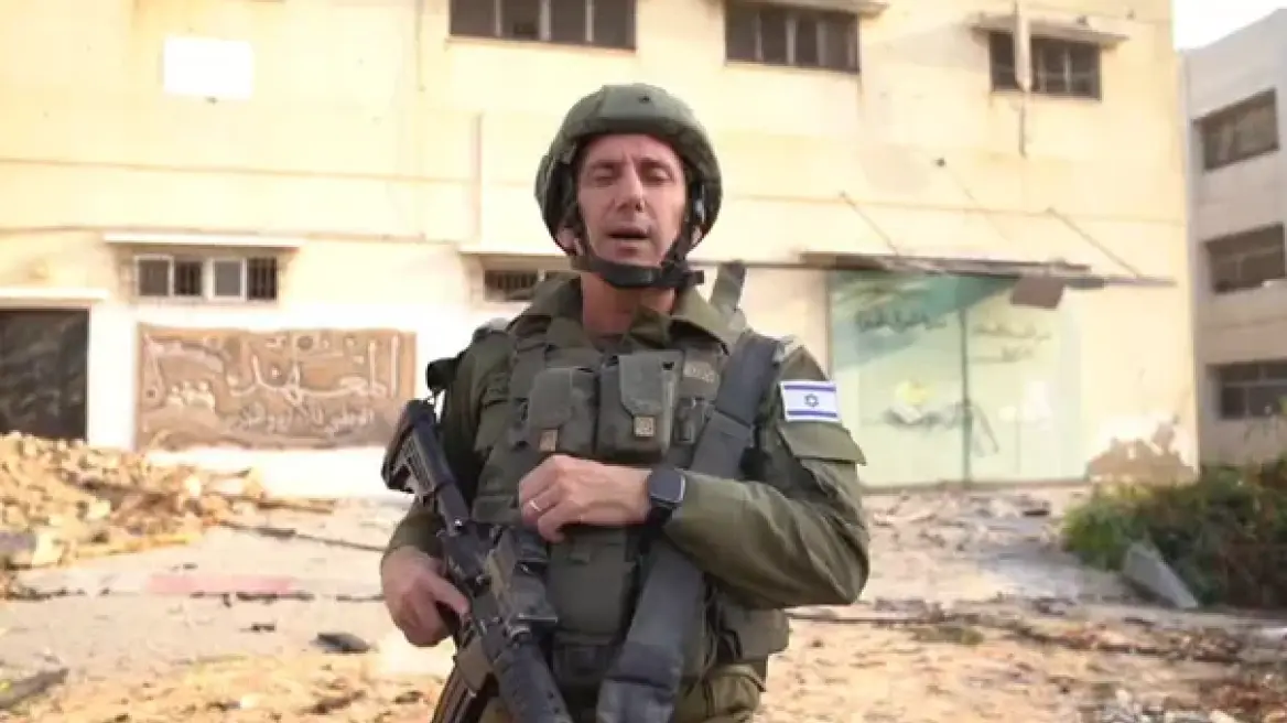 Video: Zëdhënësi i ushtrisë izraelite hyn në tunelin e Hamasit dhe del në spitalin e fëmijëve të Gazës