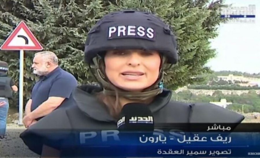 VIDEO/ Momenti kur një raketë bie pak metra larg një gazetareje që po raportonte në kufirin Izrael-Liban